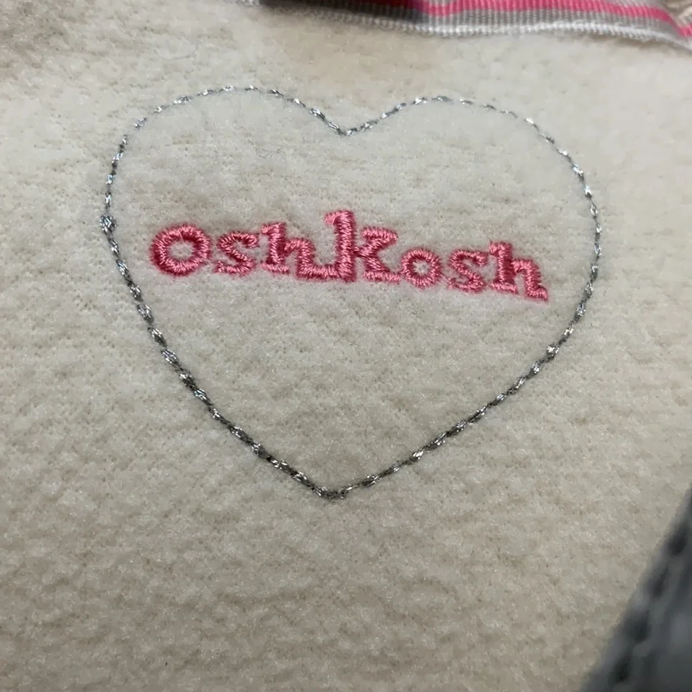 OshKosh Kid’s Puffer Vest Size 4T in silver, girls or boys, very good condition